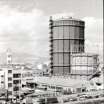 「尼崎のランドマーク」と呼ばれたガスタンク＝１９６８年（尼崎市立地域研究史料館提供）