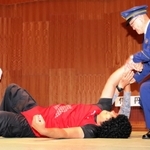 クレーマーの女を取り押さえる警察官役の福田和雄署長（右）＝伊丹アイフォニックホール