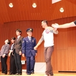 寸劇を終えて観客にあいさつする警察官たち＝伊丹アイフォニックホール