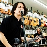 力強く歌う長見祐輔さん（ブックオフホールディングス提供）