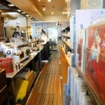入り口横にレコードが並ぶジャズ喫茶「ベイシー」＝尼崎市長洲本通１