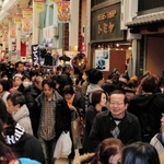 正月準備をしに来た買い物客らでにぎわう三和本通商店街＝２０１７年１２月、尼崎市神田南通３
