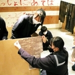お化け屋敷の準備を進める中高生や大学生ら＝旧小田地区会館