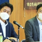 高校生の質問に耳を傾ける尼崎市長選の立候補予定者＝尼崎市立尼崎高校（撮影・斎藤雅志）