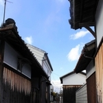 昔の薫り漂う白壁屋敷が並ぶ＝尼崎市猪名寺１