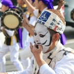 指笛を鳴らす「琉鼓会」のメンバー＝尼崎市戸ノ内町６（撮影・斎藤雅志）