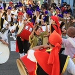 最後は観客も一緒に踊って盛り上げた＝尼崎市戸ノ内町６（撮影・斎藤雅志）