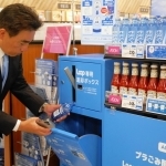 再利用可能な容器で販売し、容器を回収してまた使うシステム「Ｌｏｏｐ」を紹介する売り場＝西宮市甲子園高潮町