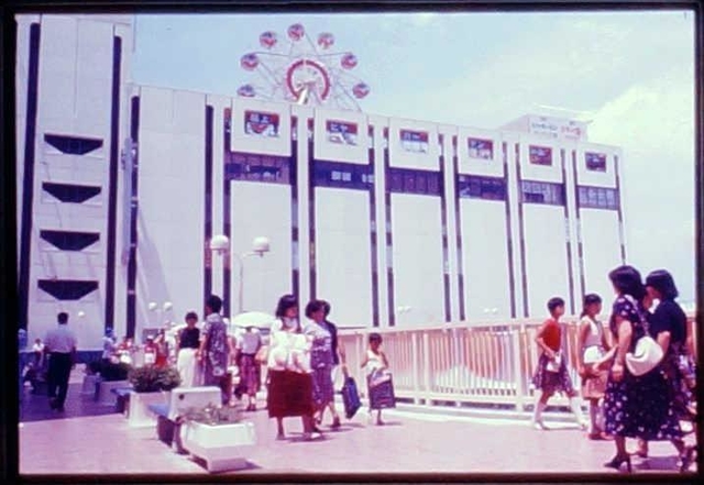 昭和５４年以前に撮影されたとみられる阪急塚口駅前の「サンサンタウン」（尼崎市立地域研究史料館提供）