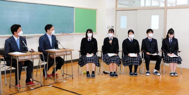 尼崎市長選を前に立候補予定者に質問をする生徒ら＝尼崎市長洲中通２、尼崎小田高校