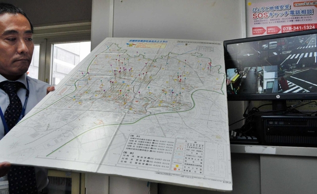 ひったくりが発生した場所にピンを立てた地図と、移動式防犯カメラの映像。パトロール強化場所を決める＝２０１５年、尼崎市役所