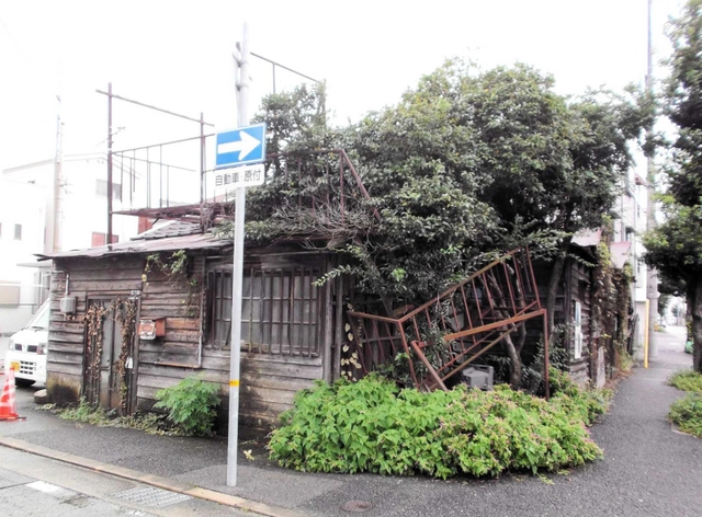 尼崎市が撤去した空き家の一つ（市提供）