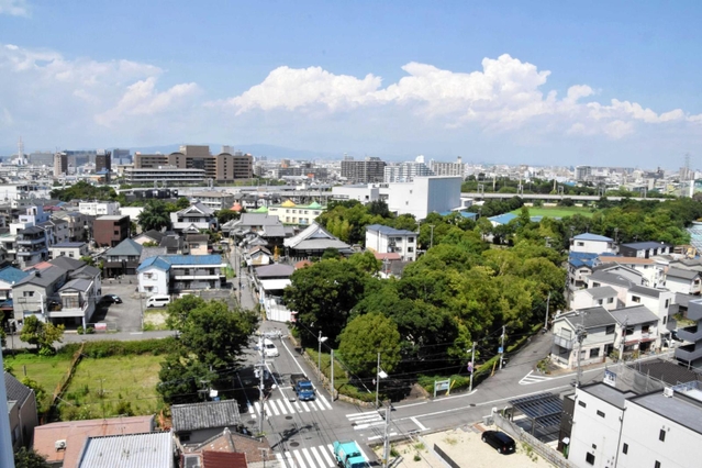 水がよどみ「ごみの川」となっていた大物川を埋め立てた緑地＝２０２０年７月、尼崎市東本町