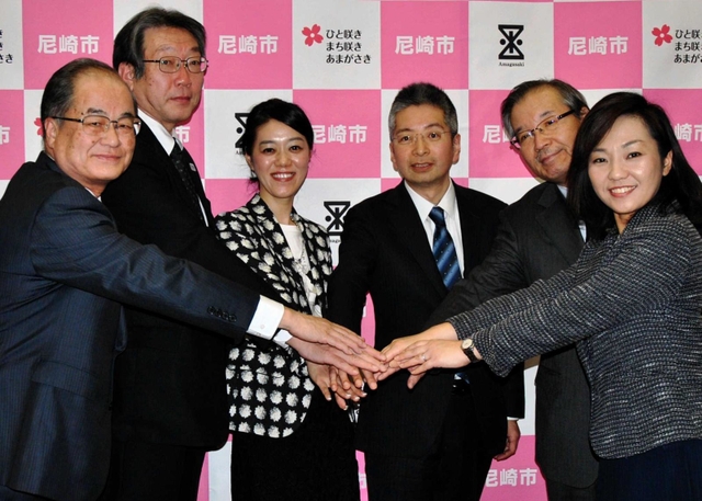 ２０１７年に「学びと育ちの研究所」の開設を喜ぶ稲村和美市長（右）や所長の大竹文雄大阪大学教授（右から３人目）ら＝尼崎市役所