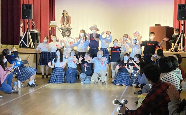 最後は、モデルの高校生や住民ら全員でアピールした＝小田南生涯学習プラザ