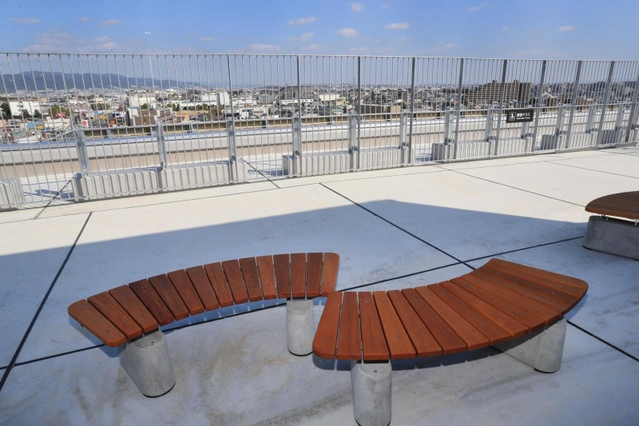 飛行機の離陸を見学できる展望デッキ＝伊丹市千僧１