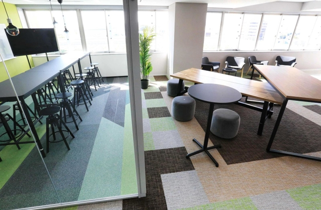 開放感にこだわった会議室＝伊丹市千僧１