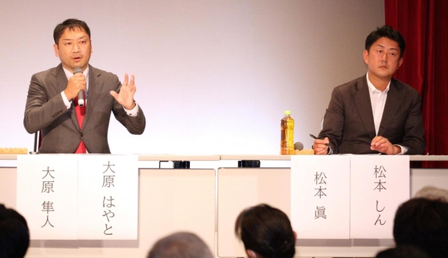 尼崎市長選に関連して開かれた合同・個人演説会でまちの課題や将来について語る大原隼人氏（左）と松本真氏＝尼崎市昭和通２、アルカイックホール・ミニ