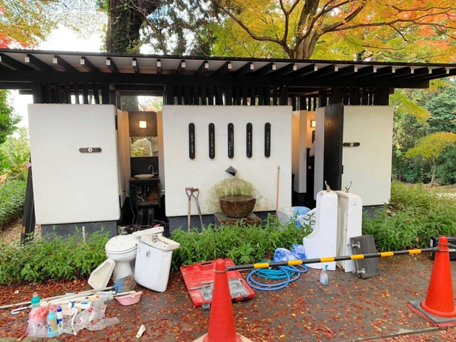 撤去工事が進む鷲林寺のトイレ。市の都市景観賞を受賞したものだったが…（提供）