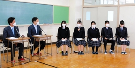 尼崎市長選を前に立候補予定者に質問をする生徒ら＝尼崎市長洲中通２、尼崎小田高校
