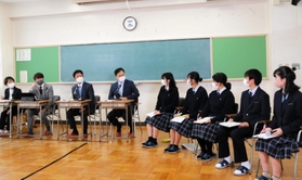 尼崎市長選を前に高校生の市政に関する質問に答える立候補予定者ら＝尼崎市長洲中通２、尼崎小田高校
