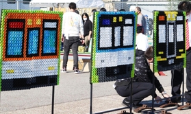 ペットボトルのふたで作った「阪神電車」＝尼崎市北城内、阪神電車尼崎車庫