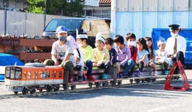 ミニ阪神電車に乗って楽しむ子どもたち＝尼崎市北城内、阪神電車尼崎車庫