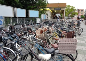 放置自転車であふれていた阪急武庫之荘駅前＝２０１４年、尼崎市武庫之荘１