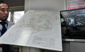 ひったくりが発生した場所にピンを立てた地図と、移動式防犯カメラの映像。パトロール強化場所を決める＝２０１５年、尼崎市役所