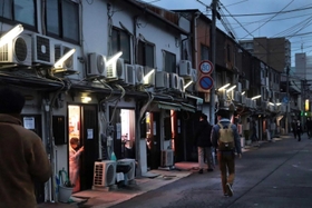 営業中のかんなみ新地＝２０２１年３月５日午後、尼崎市神田南通３（画像を一部加工しています）