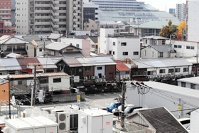 警告によって違法な営業を終了したしたかんなみ新地の北側＝２０２１年１１月２５日、尼崎市神田南通３
