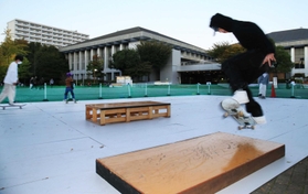 夕刻、簡易のスケートボード場で滑走を楽しむ人たち＝尼崎市西長洲町１