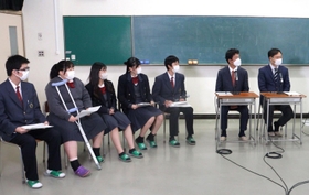 「尼崎市長選ミーティング」に参加した生徒５人と立候補予定者の２人＝尼崎市北大物町、兵庫県立尼崎高校