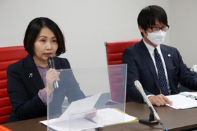 芦屋市議会事務局長らにハラスメントを受けたとして会見を行った孝岡知子議員（左）＝神戸芸術センター、神戸市中央区熊内橋通７