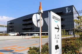 ３月に開設した関西最大規模の「アマゾン尼崎フルフィルメントセンター」＝尼崎市東海岸町