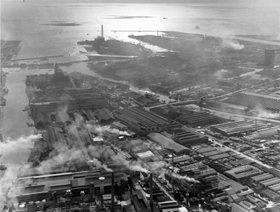 多くの工場からわき出る煙で覆われる尼崎工業地帯＝１９７０年１０月３０日