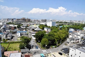 水がよどみ「ごみの川」となっていた大物川を埋め立てた緑地＝２０２０年７月、尼崎市東本町