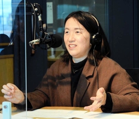 ラジオ番組のパーソナリティーを務めた湊かなえさん（武庫川女子大学提供）＝大阪市内（２０２０年６月２０日撮影）