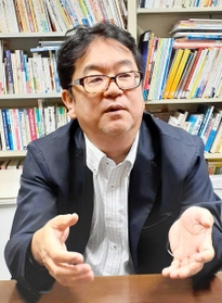 ネット依存の危うさを話す竹内和雄准教授＝兵庫県立大学