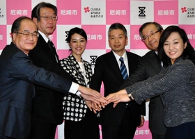 ２０１７年に「学びと育ちの研究所」の開設を喜ぶ稲村和美市長（右）や所長の大竹文雄大阪大学教授（右から３人目）ら＝尼崎市役所