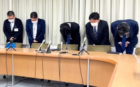 尼崎市のＵＳＢの紛失問題で、謝罪する受託業者の社員ら＝尼崎市役所