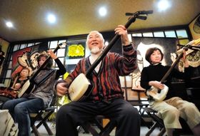 津軽三味線演奏家竹田傑さんのステージは毎晩２回。激しい音色が尼崎の夜に似合う＝尼崎市長洲本通１