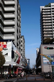 高層住宅の間に伸びるアミング潮江のショッピングモール＝尼崎市潮江１