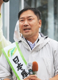 公約などを語り支持を訴える大原隼人氏＝１３日午後、尼崎市の阪神尼崎駅前（撮影・斎藤雅志）
