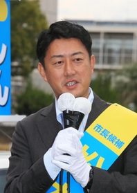公約などを語り支持を訴える松本真氏＝１３日午後、尼崎市東七松町１（撮影・斎藤雅志）