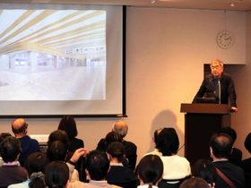 伊丹市の新庁舎のイメージ図を示しながら、建築への思いを語る隈研吾さん＝伊丹市宮ノ前２、市立伊丹ミュージアム