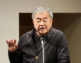 新庁舎の建築デザインへのこだわりを紹介した隈研吾さん＝伊丹市宮ノ前２、市立伊丹ミュージアム