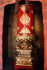 「首無し地蔵」が祭られた厨子＝尼崎市寺町、善通寺