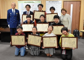 動画作成に協力し、尼崎北署長から感謝状を贈られた出演者やスタッフ＝４日、尼崎北署（尼崎市提供）