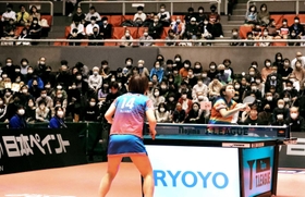 熱戦を繰り広げる選手ら＝ベイコム総合体育館